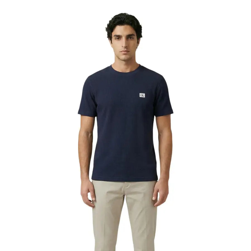 Calvin Klein Jeans hommes t-shirt Chemise en coton côtelé bleu marine avec petit logo blanc sur la poitrine gauche