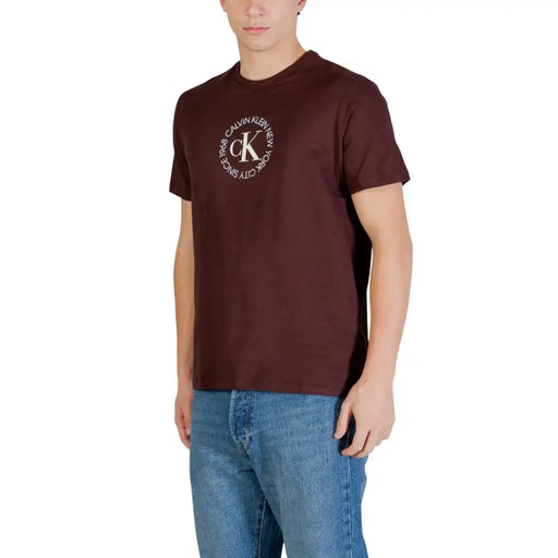 Maroon calvin klein jeans men t shirt in cotton with white ck monogram circular logo and new york city since 1988 text