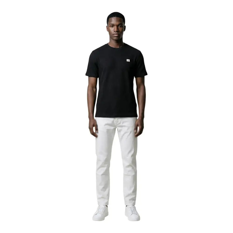 Noir Calvin Klein Jeans hommes t-shirt avec un petit logo blanc sur la poitrine gauche, manches courtes