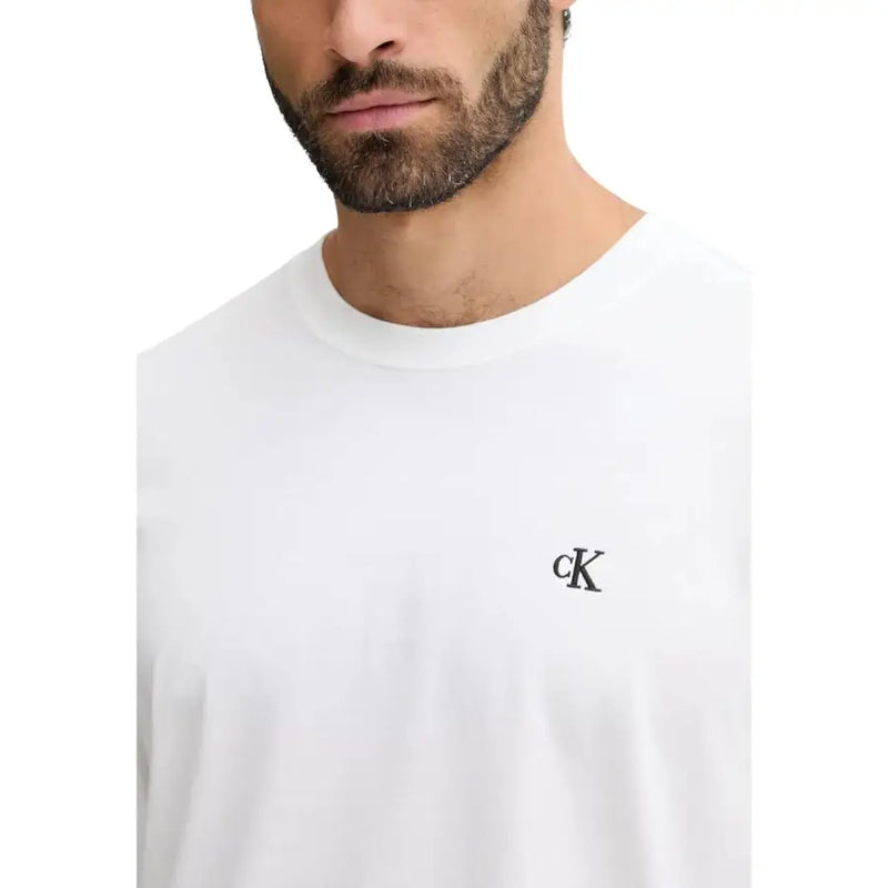 Blanc Calvin Klein Jeans col rond t-shirt avec un petit logo CK noir brodé sur la poitrine gauche pour hommes