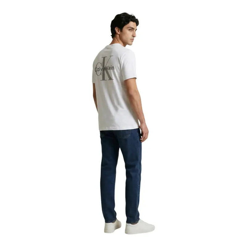 Calvin Klein Jeans hommes t-shirt Le verso est en tissu de coton blanc avec un logo CK gris.