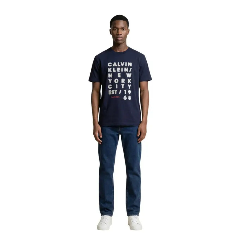 bleu marine Calvin Klein Jeans hommes t-shirt avec du blanc Calvin Klein Logo de la ville de New York imprimé sur le devant