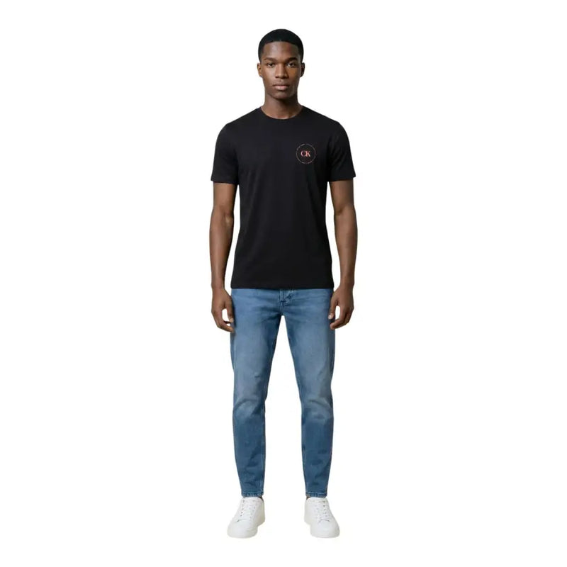 Noir Calvin Klein Jeans hommes t-shirt avec un logo brodé discret sur la poitrine, en coton doux