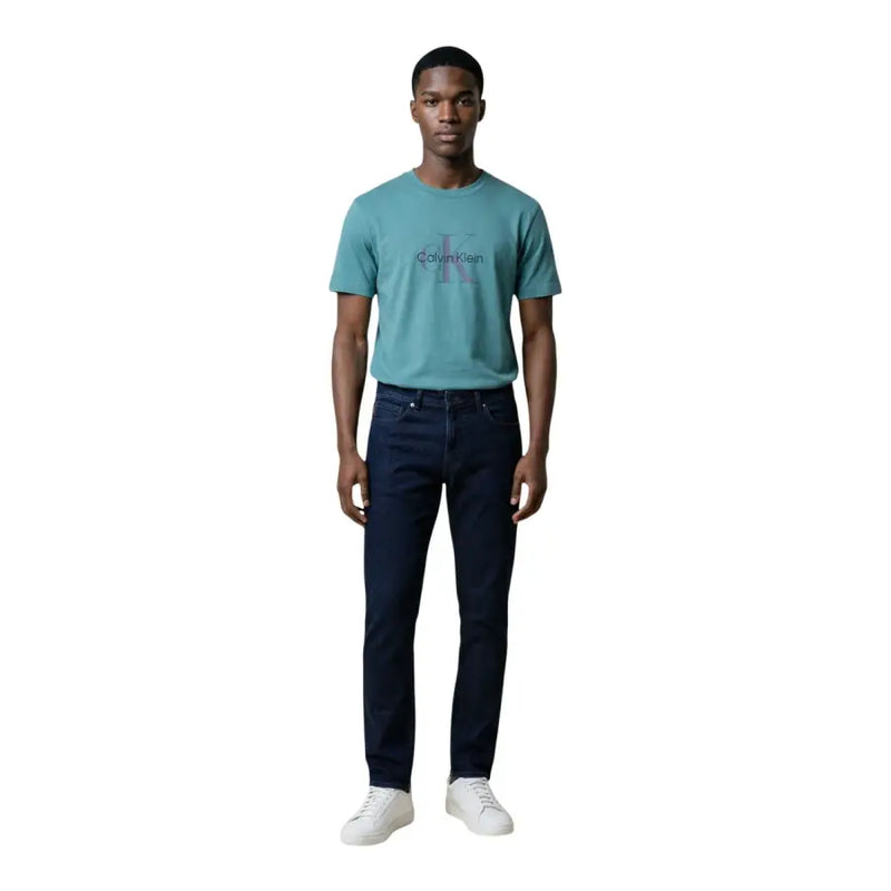 Jeans Calvin Klein bleu sarcelle pour hommes t-shirt avec un logo subtilement estompé sur la poitrine, confectionné en tissu de coton doux.