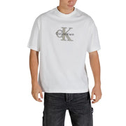 Blanc Calvin Klein Jeans hommes t-shirt avec un logo CK gris et le nom de la marque imprimés sur le devant