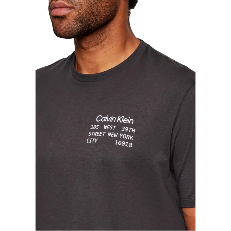 Jean Calvin Klein gris foncé pour homme t-shirt avec une adresse imprimée en blanc sur la poitrine en tissu de coton
