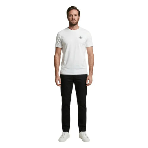 Jeans Calvin Klein pour hommes t-shirt Coton blanc avec un logo discret sur la poitrine gauche pour une tenue décontractée