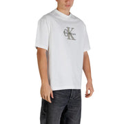 Blanc Calvin Klein Jeans hommes t-shirt avec un logo CK argenté et le nom de la marque sur la poitrine en matière de coton
