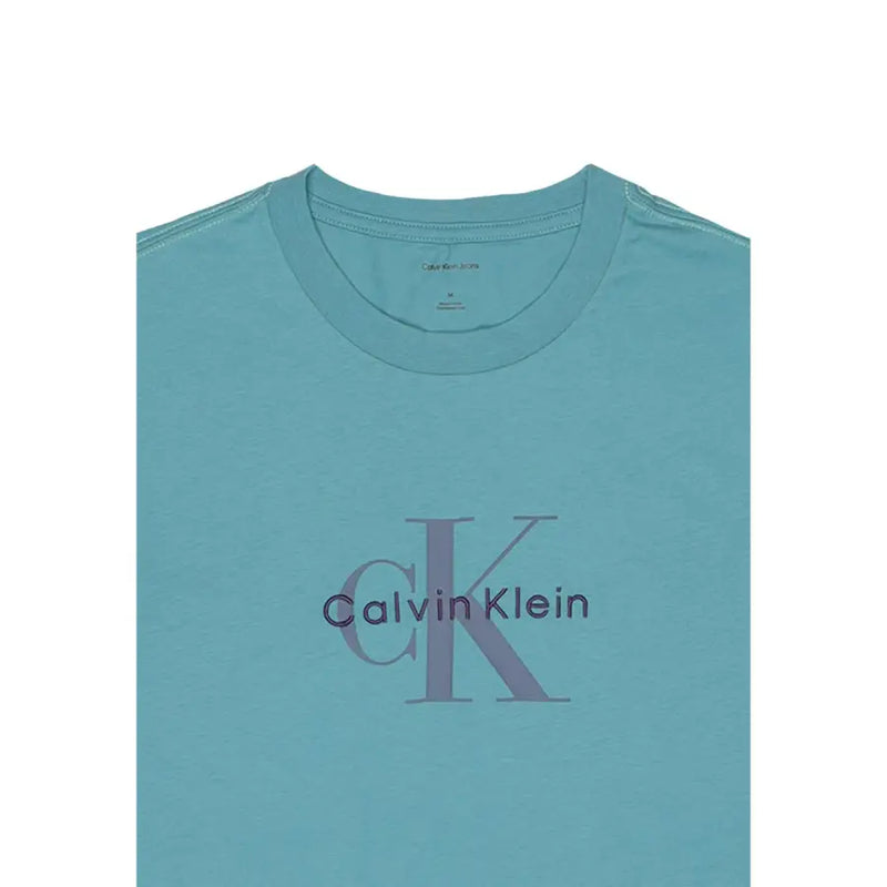 bleu clair Calvin Klein Jeans hommes t-shirt orné d'un discret logo CK violet imprimé sur la poitrine