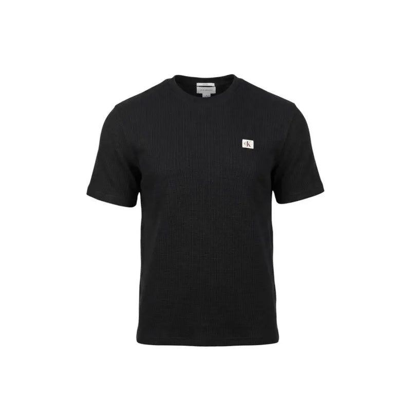 Noir Calvin Klein Jeans hommes t-shirt avec une texture côtelée et un petit logo blanc sur la poitrine gauche
