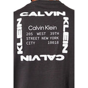 Noir Calvin Klein Jeans hommes t-shirt avec un graphisme blanc audacieux et une police moderne affichant le nom de la marque et l'adresse de New York