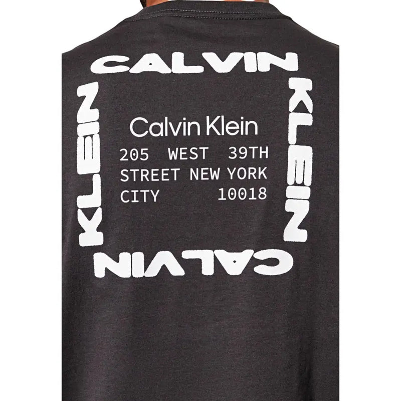Noir Calvin Klein Jeans hommes t-shirt avec un graphisme blanc audacieux et une police moderne affichant le nom de la marque et l'adresse de New York