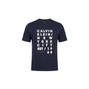 bleu marine Calvin Klein Jeans hommes t-shirt avec un imprimé graphique blanc audacieux présentant Calvin Klein New York City est 1968 texte