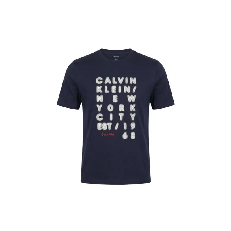 bleu marine Calvin Klein Jeans hommes t-shirt avec un imprimé graphique blanc audacieux présentant Calvin Klein New York City est 1968 texte