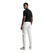 Jean blanc slim en denim de Calvin Klein pour homme, affichant un style décontracté moderne