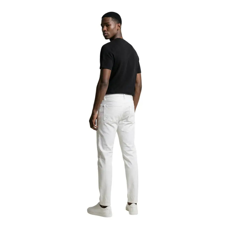 Jean blanc slim en denim de Calvin Klein pour homme, affichant un style décontracté moderne