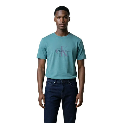 Calvin Klein Jeans hommes t-shirt En bleu sarcelle avec un logo discret imprimé en transparence sur la poitrine, confectionné en coton confortable.