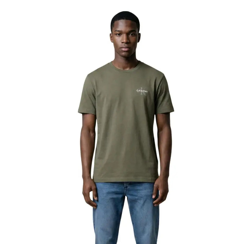 Calvin Klein Jeans hommes t-shirt en coton vert olive avec un logo blanc discret sur la poitrine gauche