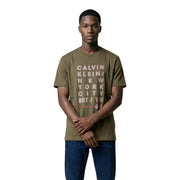 Vert olive Calvin Klein Jeans hommes t-shirt avec un motif graphique vertical beige et rouge sur le devant en coton