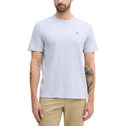 bleu clair Calvin Klein Jeans hommes t-shirt avec un col rond et un petit logo noir sur la poitrine gauche en coton
