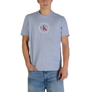 bleu clair Calvin Klein Jeans hommes t-shirt orné d'un logo CK circulaire rouge et blanc sur le devant