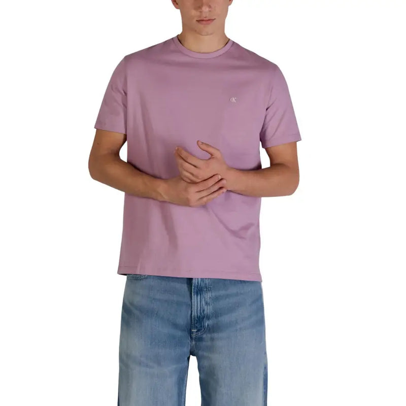 Calvin Klein Jeans hommes t-shirt En lilas doux, manches courtes, col rond et petit logo brodé sur la poitrine gauche