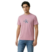 Un rose tendre Calvin Klein Jeans hommes t-shirt avec un imprimé logo classique sur la poitrine en tissu de coton