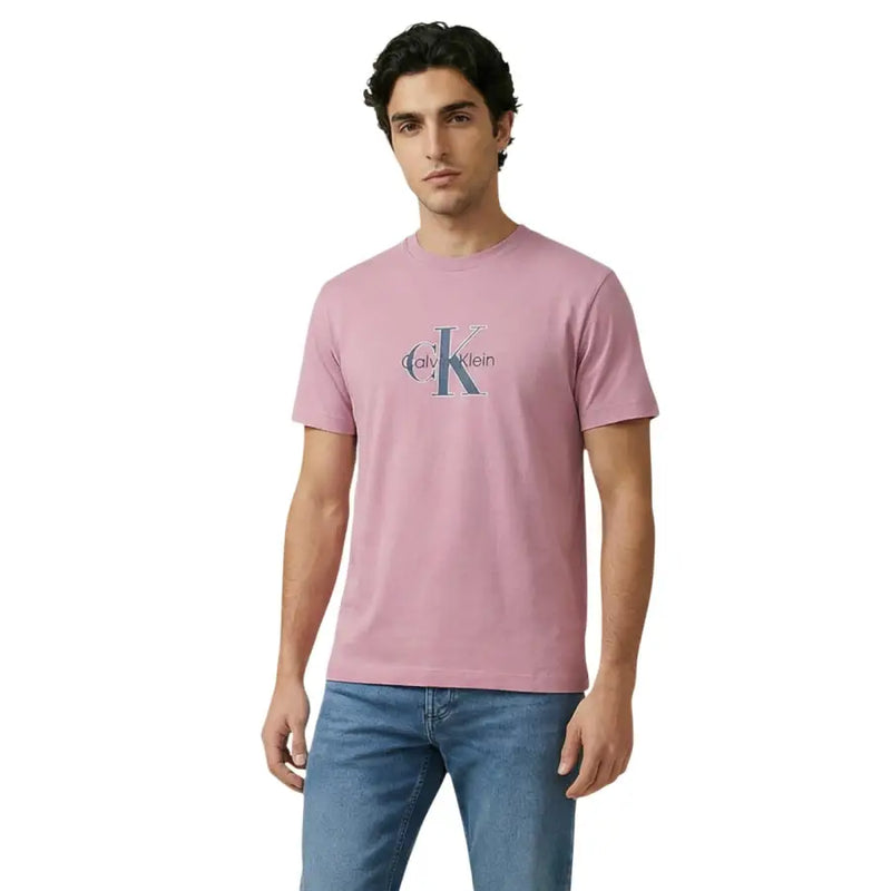 Un rose tendre Calvin Klein Jeans hommes t-shirt avec un imprimé logo classique sur la poitrine en tissu de coton