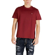 Calvin Klein Jeans hommes t-shirt de couleur bordeaux avec un petit logo brodé sur la poitrine gauche, confectionné en tissu de coton doux