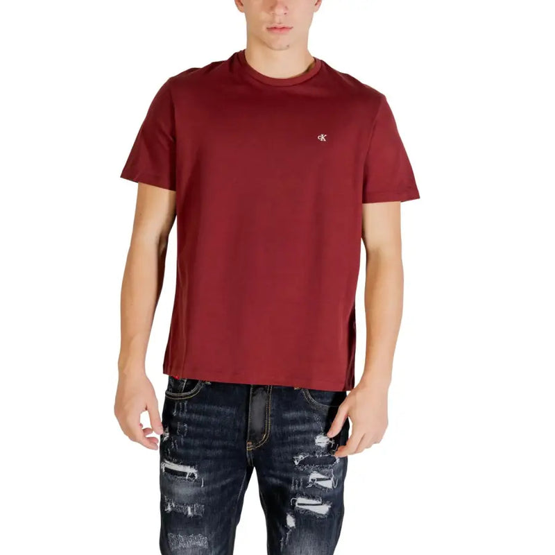 Calvin Klein Jeans hommes t-shirt de couleur bordeaux avec un petit logo brodé sur la poitrine gauche, confectionné en tissu de coton doux