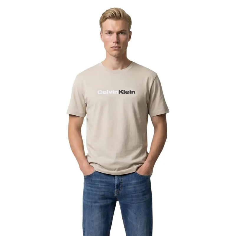 Beige Calvin Klein Jeans T-shirt homme en coton avec logo minimaliste imprimé sur la poitrine, idéal pour une tenue décontractée.