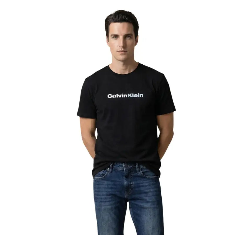 T-shirt noir en coton Calvin Klein Jeans pour homme, avec logo blanc imprimé sur la poitrine, idéal pour un look décontracté.