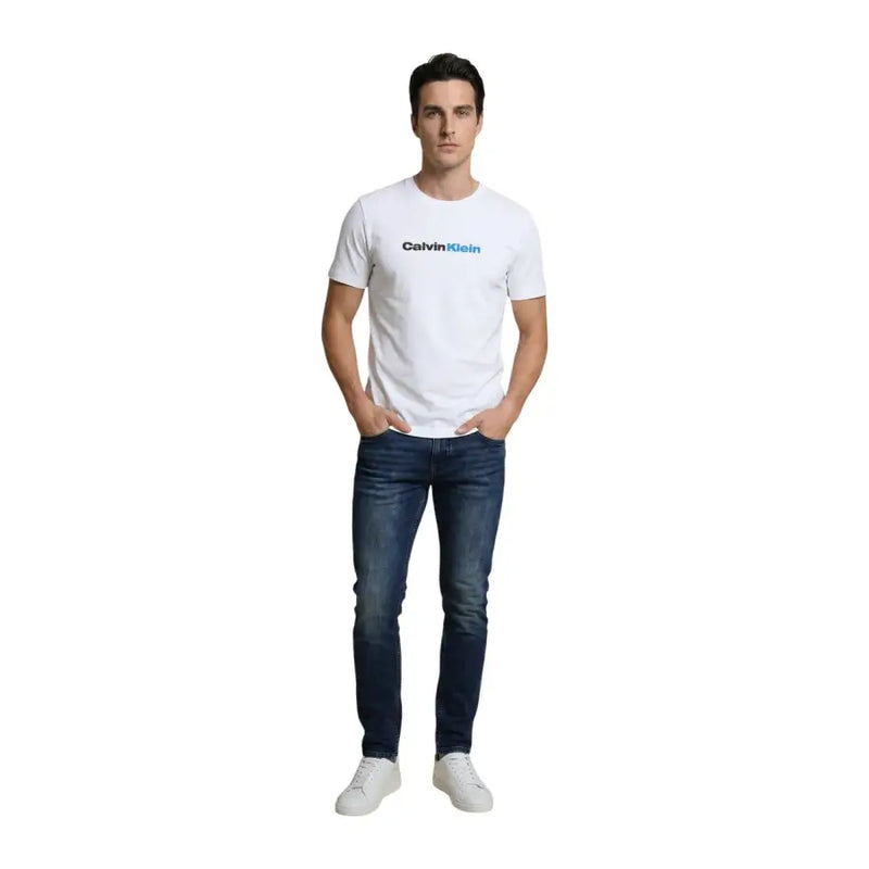 Calvin Klein Jeans T-shirt blanc en coton pour homme, avec logo imprimé noir et bleu sur la poitrine