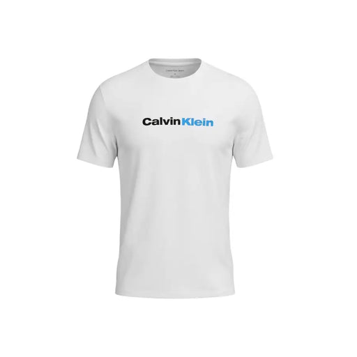 Calvin Klein Jeans T-shirt blanc en coton pour homme, orné d'un logo noir et bleu imprimé en gras sur la poitrine.