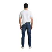 T-shirt Calvin Klein Jeans pour homme, en coton blanc imprimé, associé à un jean slim bleu foncé à cinq poches classiques.