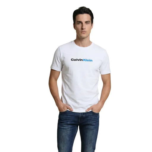 Calvin Klein Jeans T-shirt homme blanc en coton avec logo imprimé bleu et noir sur la poitrine