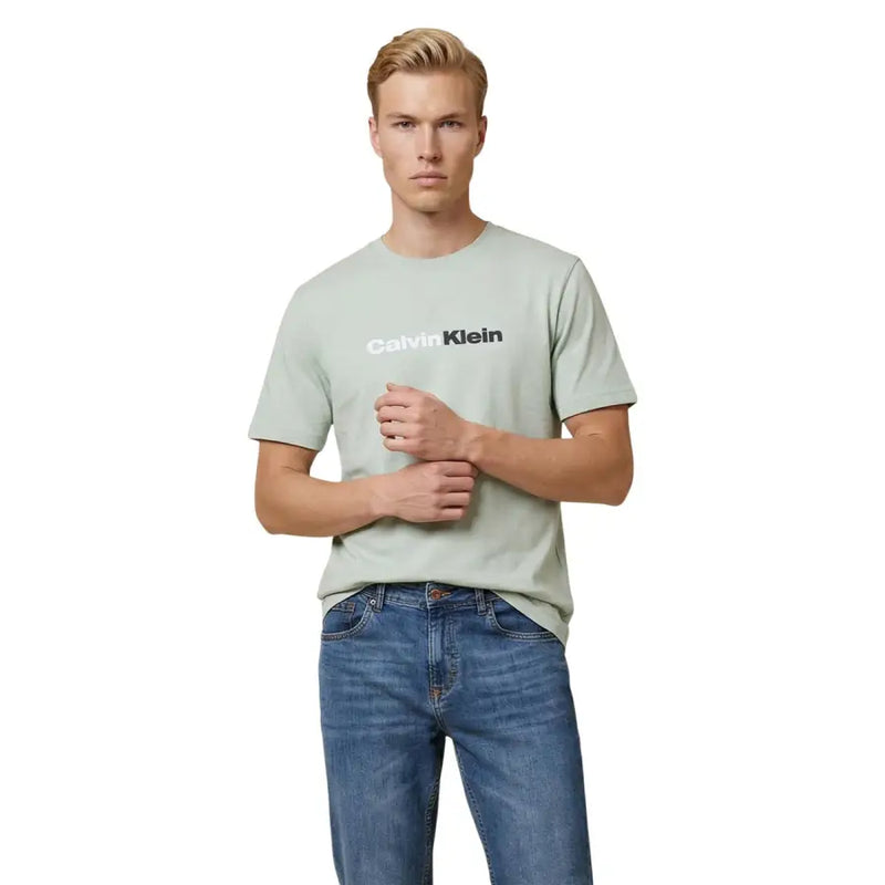 T-shirt homme Calvin Klein Jeans vert clair avec logo noir imprimé, en coton, idéal pour une tenue décontractée.