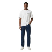 Calvin Klein Jeans T-shirt homme blanc en coton, col rond, avec logo discret en écriture cursive noire sur la poitrine gauche.