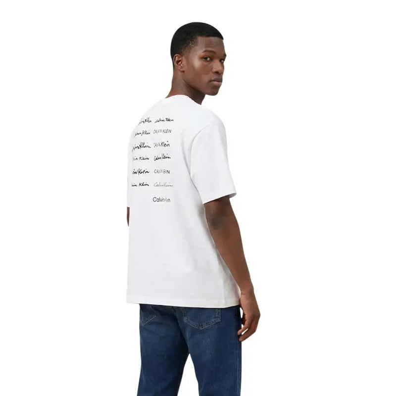 Dos d'un t-shirt Calvin Klein Jeans blanc pour homme, en coton, avec logo noir imprimé.