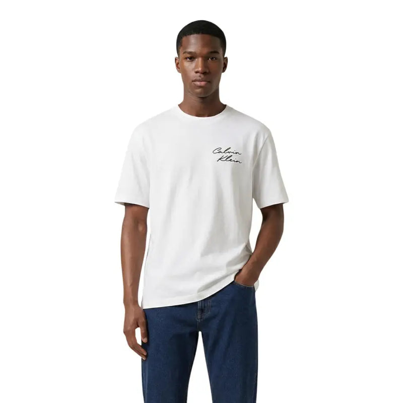 Calvin Klein Jeans T-shirt homme blanc en coton, col rond, avec logo discret noir sur la poitrine gauche.