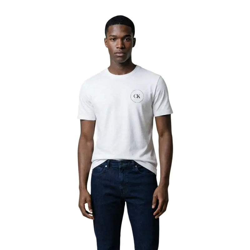 Blanc Calvin Klein Jeans hommes t-shirt avec un petit logo circulaire noir sur la poitrine gauche, en coton