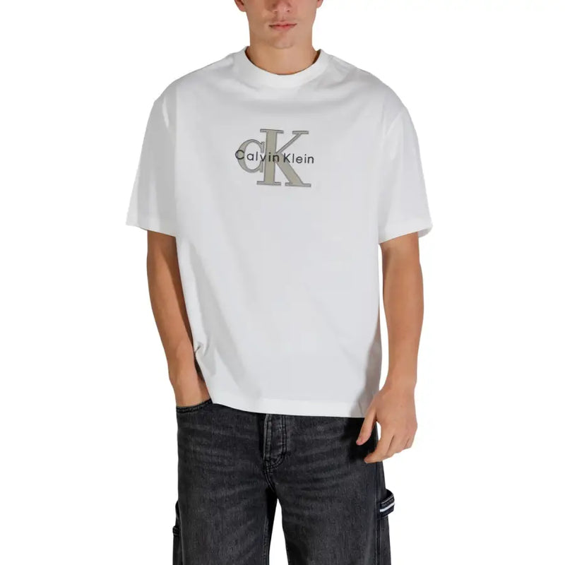 Blanc Calvin Klein Jeans hommes t-shirt avec un logo CK gris et le nom de la marque imprimés sur la poitrine