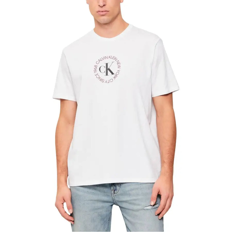Coton blanc Calvin Klein Jeans hommes t-shirt présentant un logo circulaire avec un texte noir et gris sur le devant