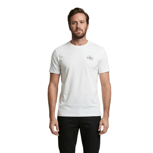 Calvin Klein Jeans hommes t-shirt en coton blanc avec un logo gris discret sur la poitrine gauche