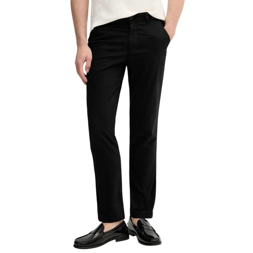 Pantalon chino noir slim fit avec des plis subtils de Calvin Klein Jeans collection de pantalons pour hommes