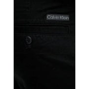 Pantalon Calvin Klein Jeans noir pour homme, en tissu légèrement texturé et au design minimaliste et élégant.