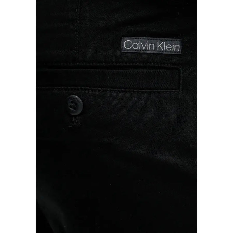 Pantalon Calvin Klein Jeans noir pour homme, en tissu légèrement texturé et au design minimaliste et élégant.