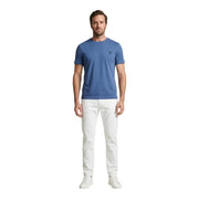 Pull bleu à col rond t-shirt avec un petit logo brodé sur la poitrine gauche, issu de la collection de pantalons homme Calvin Klein Jeans.