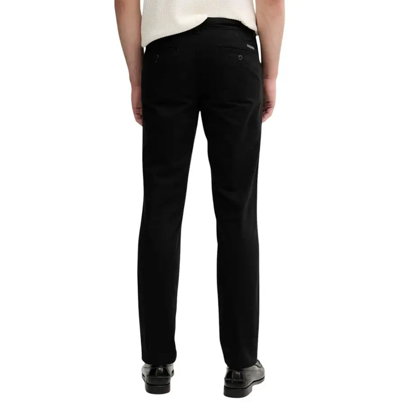 Pantalon en denim noir de Calvin Klein Jeans Pantalon pour homme avec une coupe droite élégante et des détails de couture subtils