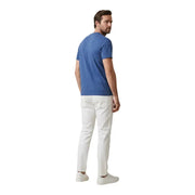 Un homme vêtu de blanc Calvin Klein Jeans pantalon pour homme porté avec un t-shirt bleu uni à manches courtes t-shirt